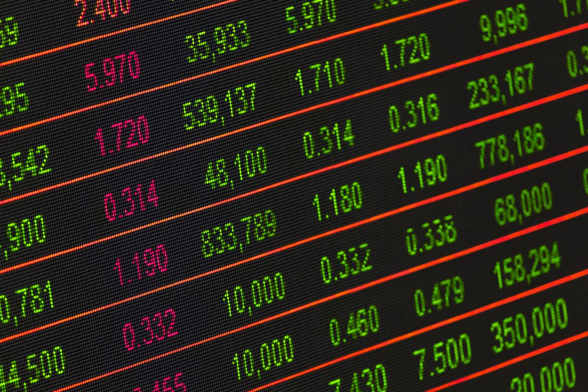 Börsen-Ticker mit grünen und roten LED-Ziffernreihen auf schwarzem Display